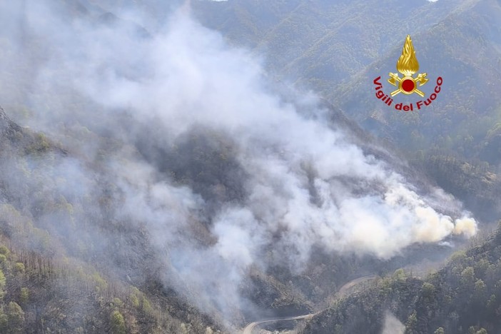 Incendio in Val Mastallone: vento ostacola le operazioni di spegnimento Incendio in Val Mastallone: vento ostacola le operazioni di spegnimento