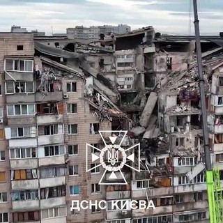 Morti e feriti a Kiev per nuovo attacco russo, le immagini di un edificio residenziale colpito