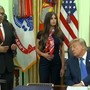 "Si tocca la pancia per svegliare Trump con una scossa", la nuova teoria complottista sui social