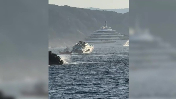 Super yacht da 8 milioni affondato a Porto Cervo, salve le persone a bordo Super yacht da 8 milioni affondato a Porto Cervo, salve le persone a bordo