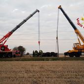 Dal Nord Ovest – Tir si ribalta fuori strada, in campo i Vigili del Fuoco con l'autogrù Dal Nord Ovest – Tir si ribalta fuori strada, in campo i Vigili del Fuoco con l'autogrù