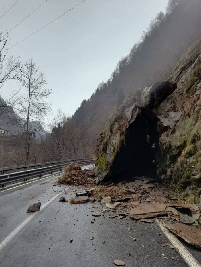 Frana sulla provinciale della Valsermenza