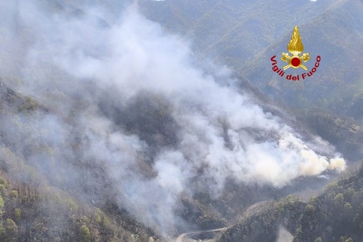 Incendio in Val Mastallone: vento ostacola le operazioni di spegnimento Incendio in Val Mastallone: vento ostacola le operazioni di spegnimento