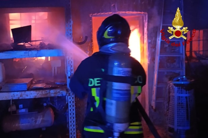 Dal Nord/Ovest: Incendio a Maglione, intervengono squadre dei Vigili del Fuoco Dal Nord/Ovest: Incendio a Maglione, intervengono squadre dei Vigili del Fuoco