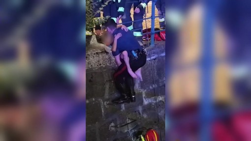 Tre bambini in pericolo sul fiume a Merano, il salvataggio di carabinieri e volontari Tre bambini in pericolo sul fiume a Merano, il salvataggio di carabinieri e volontari