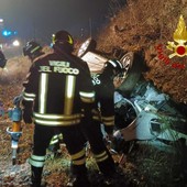 Auto si ribalta fuori strada tra Borgosesia e Valduggia, una persona estratta dalle lamiere