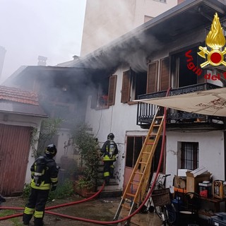 Fiamme in un’abitazione, arrivano i Vigili del Fuoco
