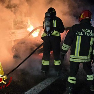 Auto a fuoco sull'A4, attimi di paura vicino a Balocco