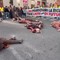 Cortei a Roma, donne 'morte' a terra per raccontare il massacro di Gaza Cortei a Roma, donne 'morte' a terra per raccontare il massacro di Gaza