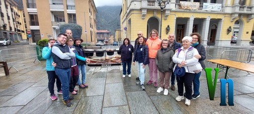 La solidarietà è di casa a Varallo, al via la distribuzione della polenta: persone anche fuori Italia FOTO