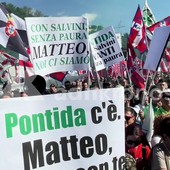 Pontida, dalle t-shirt ai cori sul pratone è derby tra 'nordisti' e 'salviniani' Pontida, dalle t-shirt ai cori sul pratone è derby tra 'nordisti' e 'salviniani'
