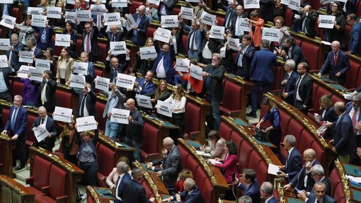 Legge elettorale, l'opposizione riempie l'Aula di cartelli 'Truffa' e 'Imbroglio'