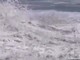Il baby baywatch e il salvataggio eroico tra le onde del Pacifico Il baby baywatch e il salvataggio eroico tra le onde del Pacifico