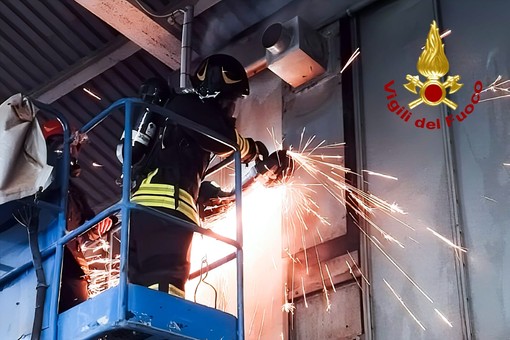 Vigili del Fuoco a Rovasenda, in fiamme una macchina per la lavorazione del legno
