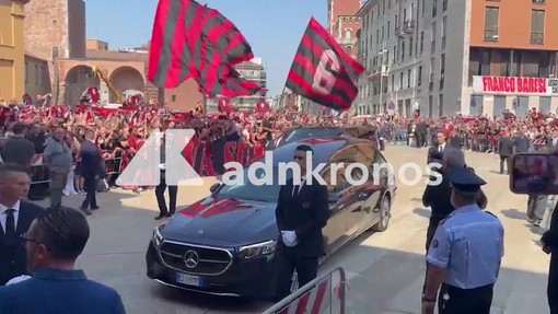Baresi, feretro accolto dai cori della Curva Sud: "C'è solo un capitano"