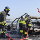 Auto a fuoco sull'A4, l'allarme scatta a Carisio