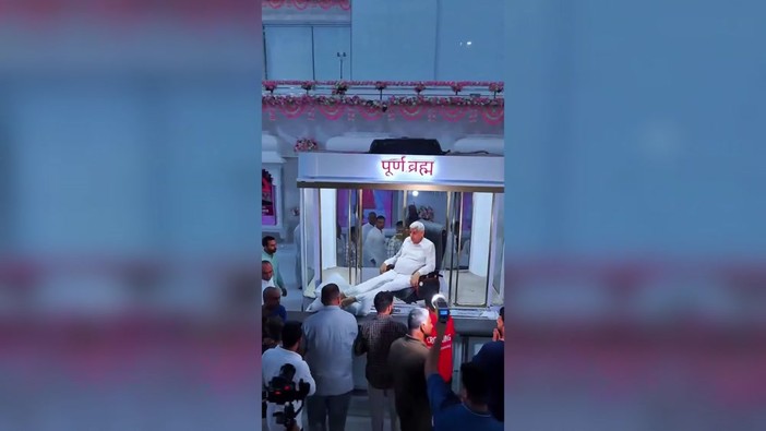 Il santone indiano si sposta fra i fedeli in una teca con l'aria condizionata, è polemica - video