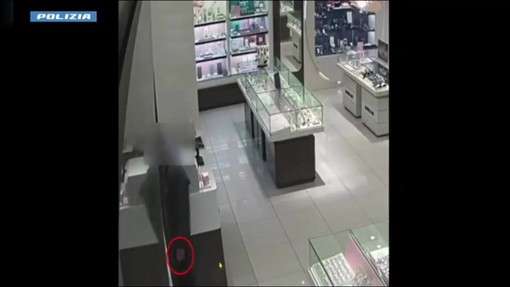 Rapina con pistola in una gioielleria a Firenze, il video delle minacce a un dipendente e la fuga con oltre 100mila euro Rapina con pistola in una gioielleria a Firenze, il video delle minacce a un dipendente e la fuga con oltre 100mila euro