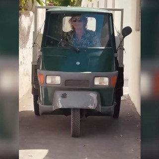 Mick Jagger 'pilota', alla guida di un'Ape tra i vicoli di Stromboli Mick Jagger 'pilota', alla guida di un'Ape tra i vicoli di Stromboli