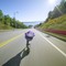 Con lo skateboard a 150 km orari, il record da brividi