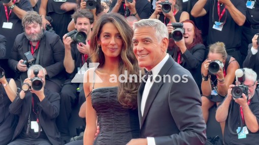 Clooney show sul red carpet di Venezia 83, si siede tra i fotografi e manda i visibilio i fan