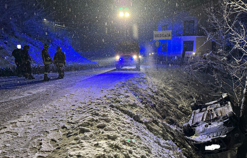 Neve e ghiaccio sull'asfalto, auto scivola fuori strada a Valdilana