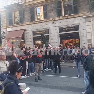 Ex Ilva, i cori di protesta degli operai all'arrivo a Genova di Piantedosi