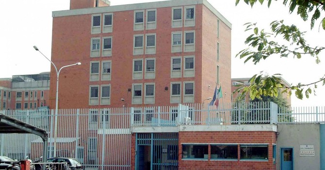 Vercelli, trovato telefono cellulare in carcere: detenuto lo nascondeva nel retto