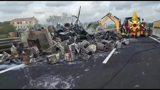 Tir carico di elettrodomestici a fuoco in autostrada nel Veneziano, lunghe code sull'A4