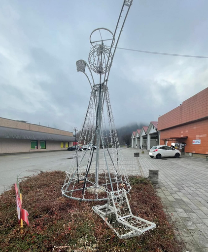 Dopo Cossato, vandali colpiscono anche a Pray. Danni all'Angelo della Pro Loco: “Non si ripeta più” (foto dalla pagina Facebook di Pro Loco Pray) Dopo Cossato, vandali colpiscono anche a Pray. Danni all'Angelo della Pro Loco: “Non si ripeta più” (foto dalla pagina Facebook di Pro Loco Pray)