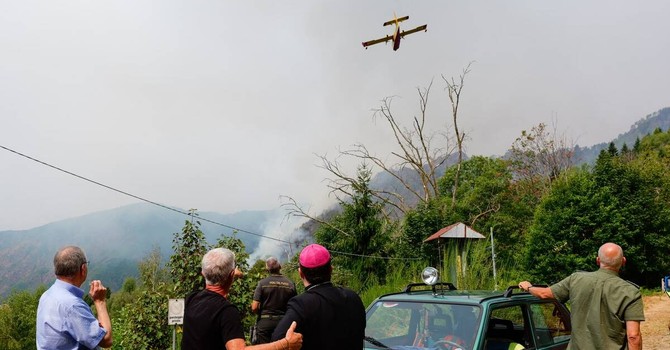 L’incendio non dà tregua in Valsessera, il vescovo Farinella a Coggiola per portare conforto a comunità e soccorritori (credit Diocesi di Biella)