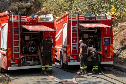 Incendio sul Monte Barone, 34 lanci dell’elicottero regionale: cinque le zone operative Incendio sul Monte Barone, 34 lanci dell’elicottero regionale: cinque le zone operative