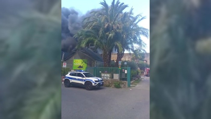 Maxi incendio al Tuscolano, evacuate case vicine a serbatoio Gpl interrato Maxi incendio al Tuscolano, evacuate case vicine a serbatoio Gpl interrato