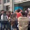 "Vogliamo un cambiamento", a Milano giovani in fila al consolato spagnolo per votare "Vogliamo un cambiamento", a Milano giovani in fila al consolato spagnolo per votare