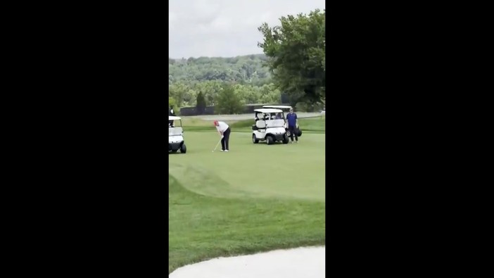 Trump e il colpo vincente a golf: "Io ho talento e voi no"﻿