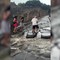Acquazzone su Pompei, turisti usano le antiche strisce pedonali dei romani Acquazzone su Pompei, turisti usano le antiche strisce pedonali dei romani