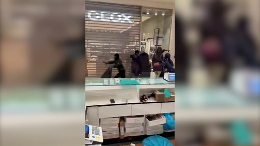 Rapinano gioielleria nel Pavese armati di martello, nella fuga aggredito carabiniere in pensione Rapinano gioielleria nel Pavese armati di martello, nella fuga aggredito carabiniere in pensione