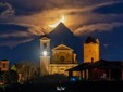 La Luna Rossa che attraversa lo skyline di Milano è nata sulle alture di Nebbiuno FOTO Valerio Minato