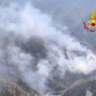 Incendio in Val Mastallone: vento ostacola le operazioni di spegnimento