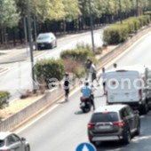Rissa con spranghe e bottiglie in centro a Milano, caos tra le auto