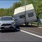 Trieste, sbanda con l'auto e si ritrova la roulotte in bilico sul guardrail
