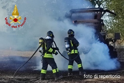 Dal Nord/Ovest: Incendio mezzo agricolo sulla Strada Statale SP 31 bis, Vigili del Fuoco Dal Nord/Ovest: Incendio mezzo agricolo sulla Strada Statale SP 31 bis, Vigili del Fuoco