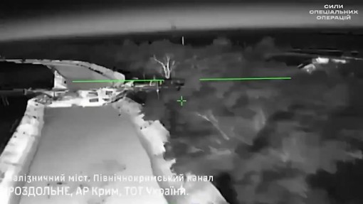 L'attacco dei droni ucraini contro il ponte ferroviario in Crimea L'attacco dei droni ucraini contro il ponte ferroviario in Crimea