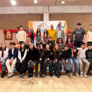 Applausi al salone “Paolo Franchi” per il saggio teatrale degli studenti