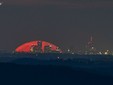 La Luna Rossa che attraversa lo skyline di Milano è nata sulle alture di Nebbiuno FOTO Valerio Minato