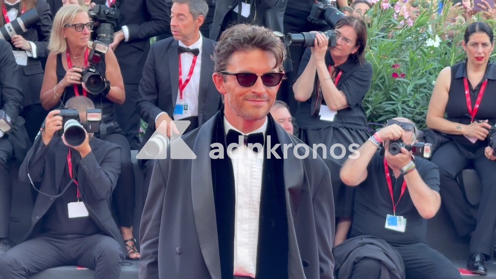 Venezia 2026, tutti pazzi per il visconte di 'Bridgerton' Jonathan Bailey Venezia 2026, tutti pazzi per il visconte di 'Bridgerton' Jonathan Bailey