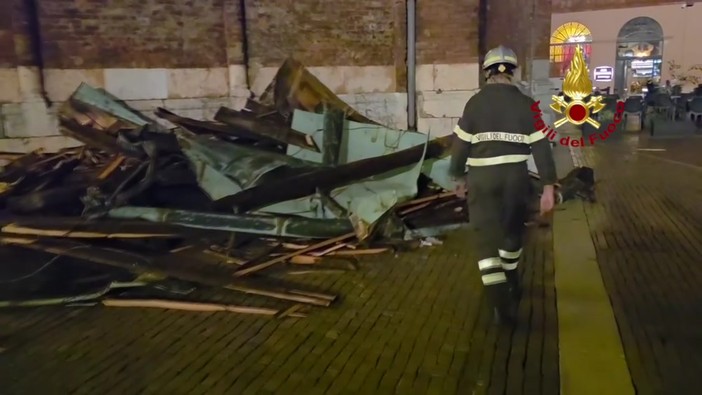 Tetti distrutti e danni alla torre simbolo della città, Cremona devastata dal maltempo Tetti distrutti e danni alla torre simbolo della città, Cremona devastata dal maltempo