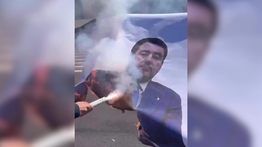 Bruciano manifesto con il volto di Salvini, la protesta degli studenti alla Sapienza