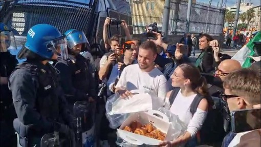 Cortei Napoli, manifestanti offrono cornetti e sfogliatelle ai poliziotti: "Ci tutelano"