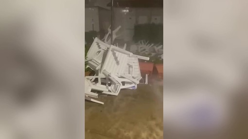 Maltempo, devastanti raffiche di vento in Toscana: tavoli e sedie spazzati via a Larciano Maltempo, devastanti raffiche di vento in Toscana: tavoli e sedie spazzati via a Larciano